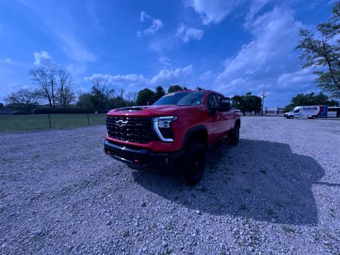 Used 2024 Chevrolet Silverado 2500 ZR2 w/ Technology Package image 4