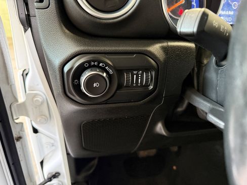 Used 2018 Jeep Wrangler Unlimited Sahara AWD/4WD image 18
