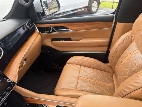 Used 2022 Jeep Grand Wagoneer Series III AWD/4WD image 19