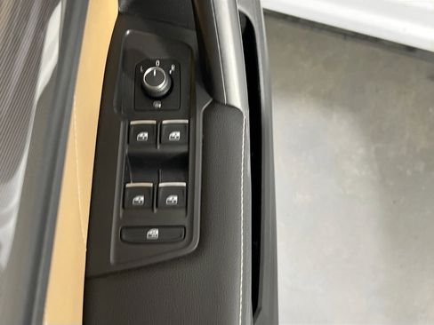 Used 2022 Volkswagen Tiguan SE AWD/4WD image 17