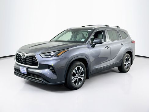 Used 2023 Toyota Highlander XLE AWD/4WD image 1