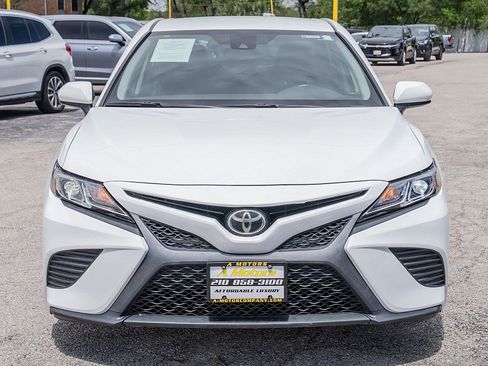 Used 2020 Toyota Camry SE image 2