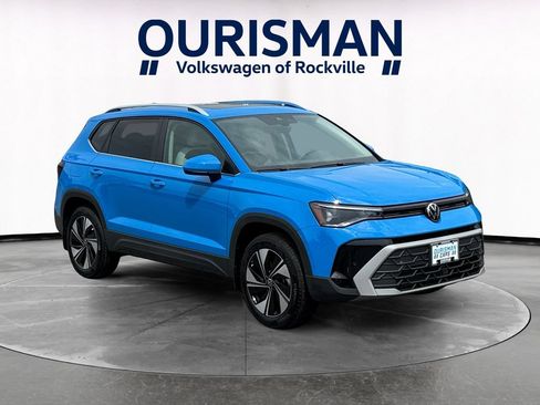 Used 2025 Volkswagen Taos SE w/ Panoramic Sunroof Package AWD/4WD image 1