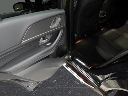 Used 2023 Mercedes-Benz GLE 450 4MATIC w/ AMG Line Exterior image 37