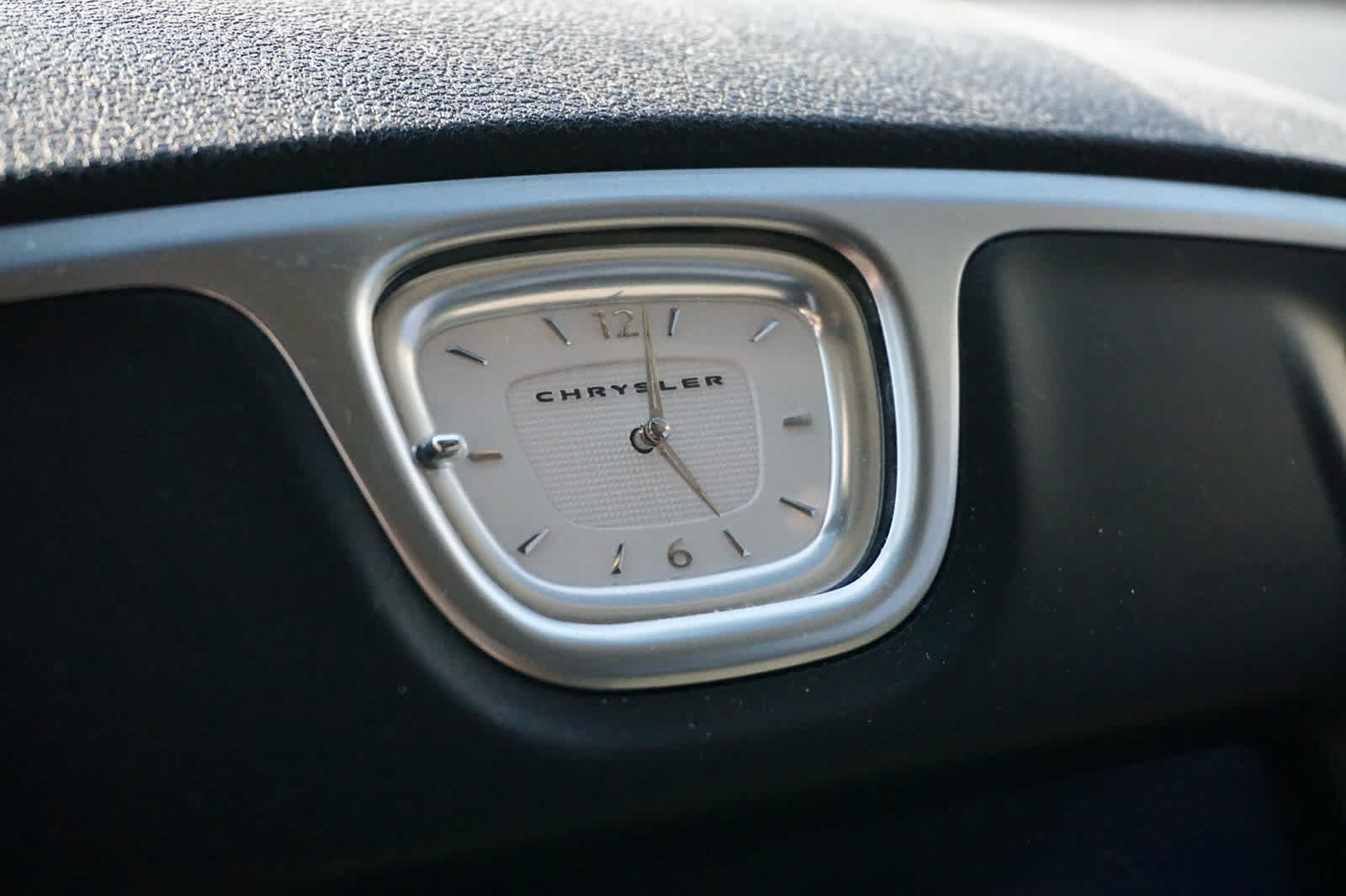 Used 2019 Chrysler 300 Touring w/ Chrome Appearance Package RWD image 8