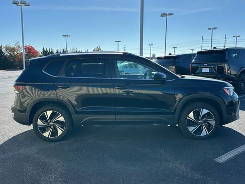 Used 2025 Volkswagen Taos SE w/ Panoramic Sunroof Package image 4