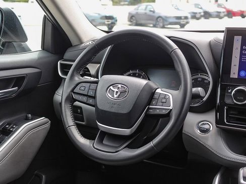 Used 2023 Toyota Highlander XLE FWD image 16