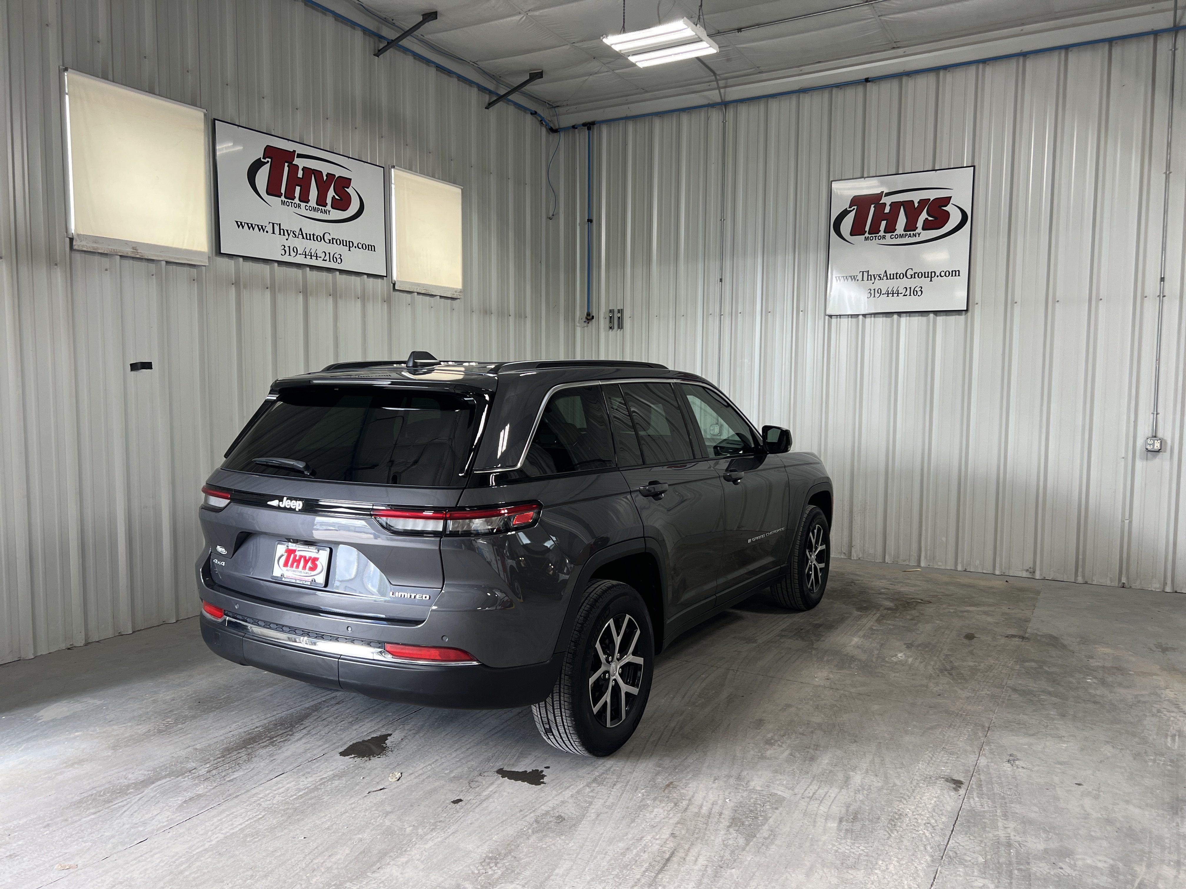 Used 2025 Jeep Grand Cherokee Limited w/ Trailer Tow Package AWD/4WD image 5
