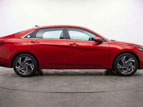 Used 2025 Hyundai Elantra Limited FWD image 11