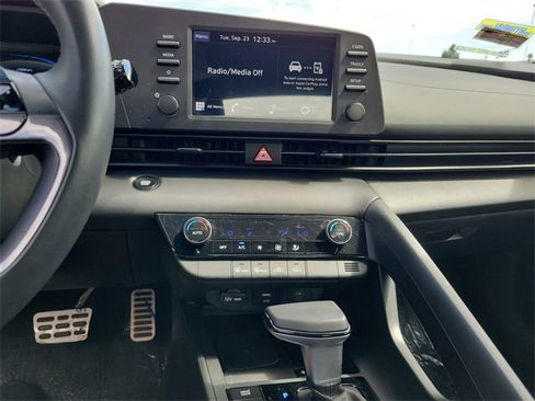 Used 2025 Hyundai Elantra Sport image 13