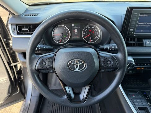 Used 2021 Toyota RAV4 XLE image 19