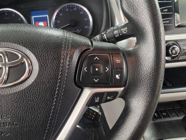 Used 2018 Toyota Highlander LE w/ Carpet Mat Package (TMS) FWD image 13