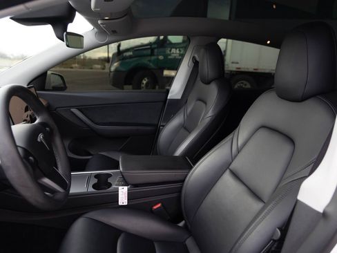 Used 2022 Tesla Model Y Long Range image 12