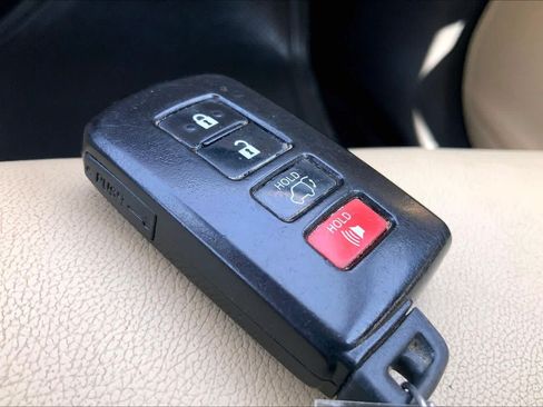 Used 2019 Toyota Highlander XLE FWD image 14