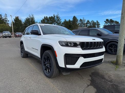 New 2026 Jeep Grand Cherokee Altitude image 2