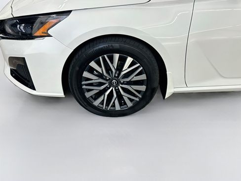 Used 2023 Nissan Altima 2.5 SV w/ SV Premium Package FWD image 11