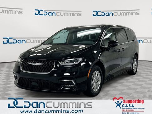 Used 2024 Chrysler Pacifica Touring-L image 1