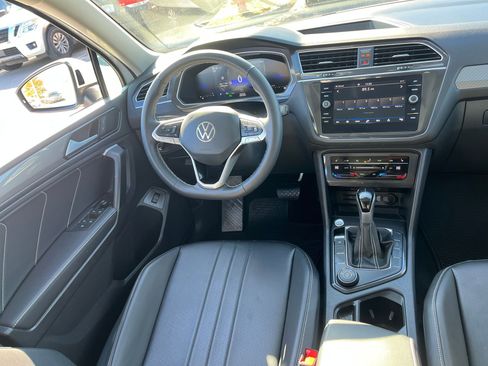 Used 2024 Volkswagen Tiguan SE image 23
