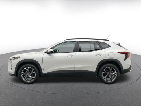 Used 2025 Chevrolet Trax LT w/ LT Convenience Package FWD image 4
