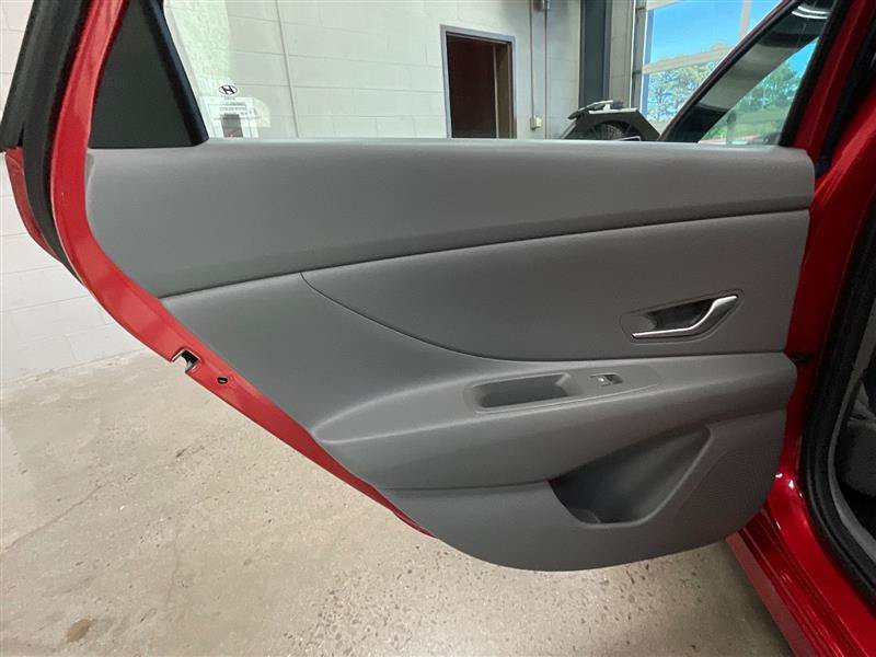 Used 2021 Hyundai Elantra SE FWD image 21
