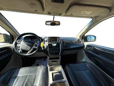 Used 2015 Chrysler Town & Country Touring FWD image 14