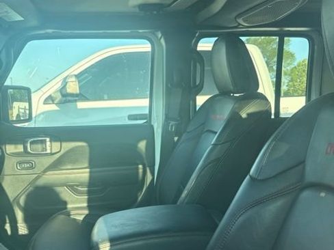 Used 2025 Jeep Gladiator Rubicon w/ Convenience Group AWD/4WD image 5