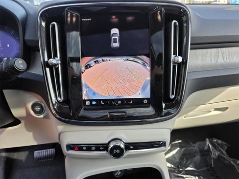 Used 2024 Volvo XC40 B5 Plus image 24