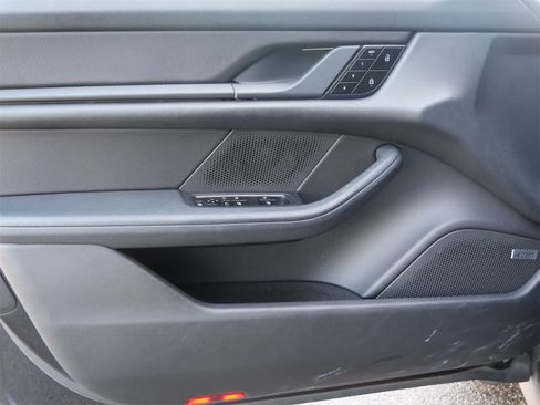 Used 2021 Porsche Taycan image 9