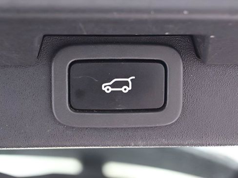 Used 2020 Land Rover Discovery Landmark AWD/4WD image 17