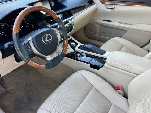 Used 2014 Lexus ES 300h w/ Premium Package w/Bamboo Trim FWD image 9