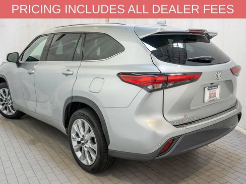 Used 2021 Toyota Highlander Limited FWD image 3