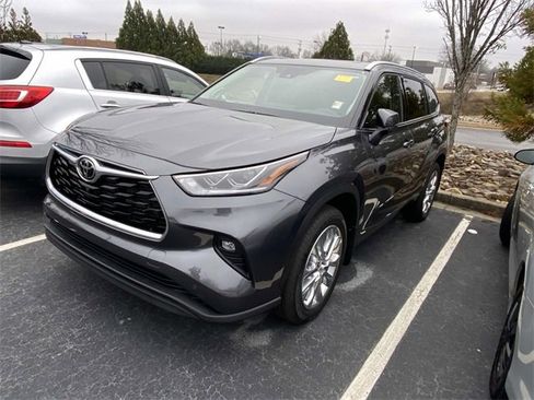 Used 2025 Toyota Highlander Limited image 3