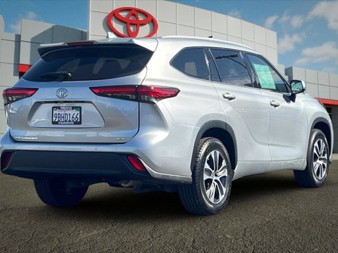 Used 2022 Toyota Highlander XLE FWD image 3