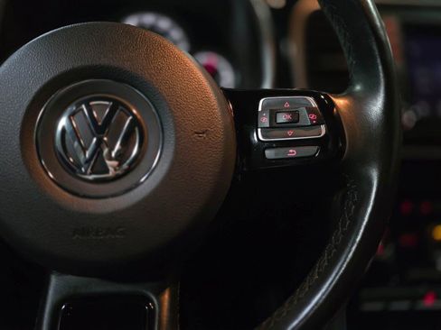 Used 2019 Volkswagen Beetle 2.0T SE FWD image 19