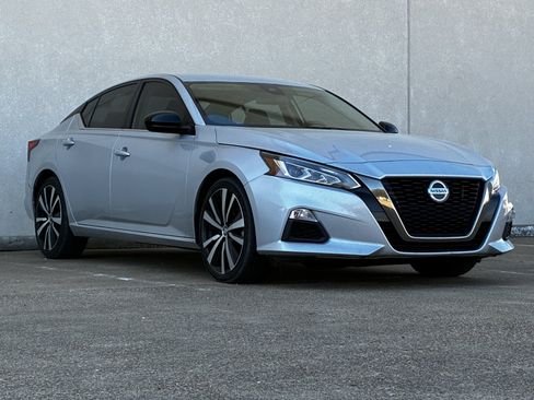 Used 2021 Nissan Altima 2.5 SR FWD image 2