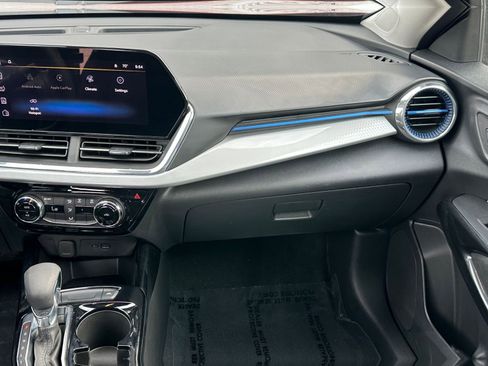 Used 2025 Chevrolet Trax LT image 33