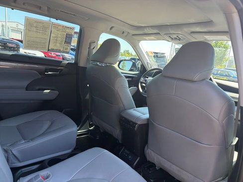 Used 2025 Toyota Highlander Platinum AWD/4WD image 16