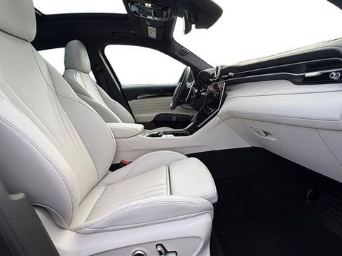 Used 2023 Maserati Grecale Modena AWD/4WD image 17