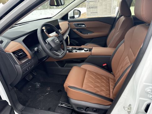 New 2026 Nissan Rogue Platinum image 4