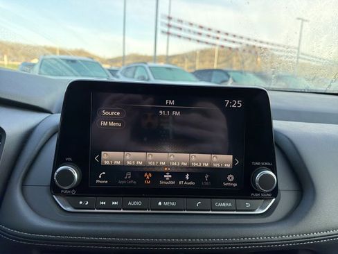 Used 2025 Nissan Rogue SV FWD image 21