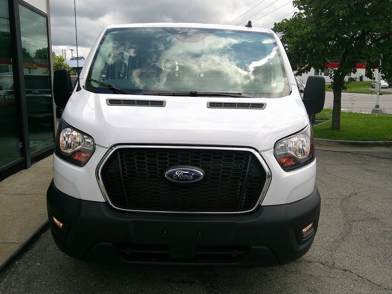 Used 2025 Ford Transit 250 Low Roof w/ Exterior Upgrade Package RWD image 3