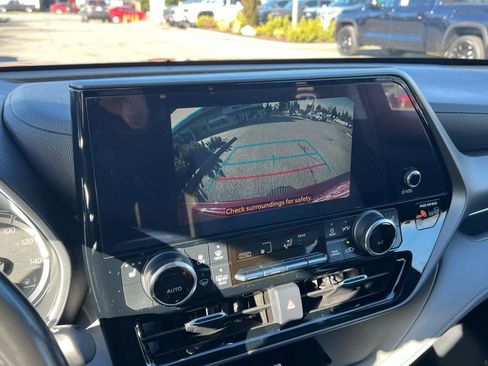 Used 2023 Toyota Highlander XLE image 24