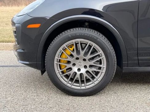 Used 2016 Porsche Cayenne Turbo image 30