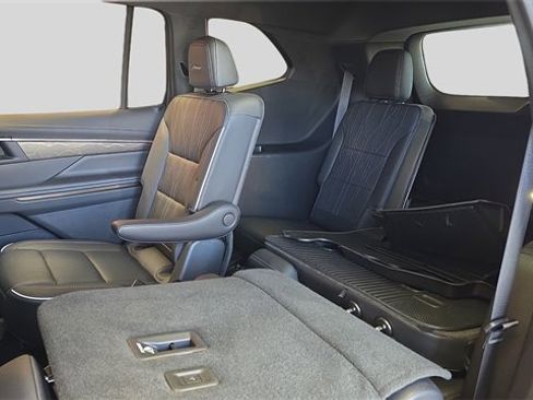 Used 2025 Buick Enclave Avenir image 16