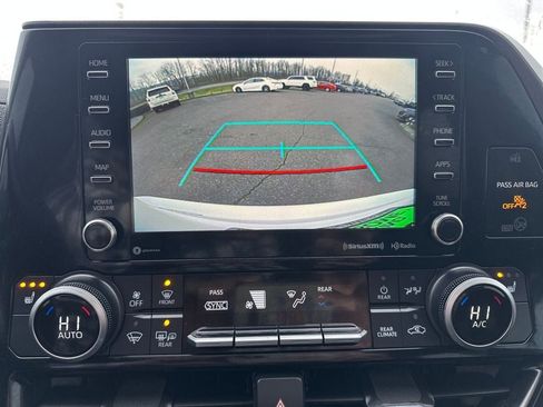 Used 2021 Toyota Highlander XLE image 19