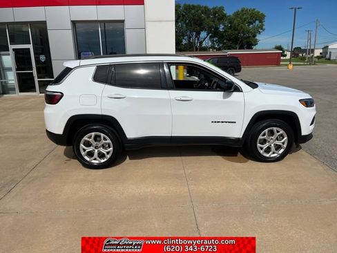 Used 2024 Jeep Compass Latitude AWD/4WD image 7