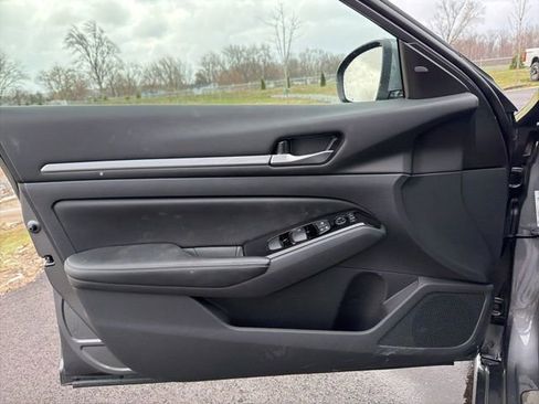 Used 2025 Nissan Altima 2.5 SL FWD image 19