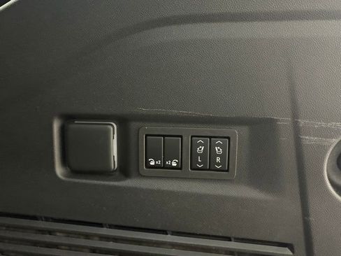 Used 2024 GMC Yukon AT4 w/ Technology Package image 11