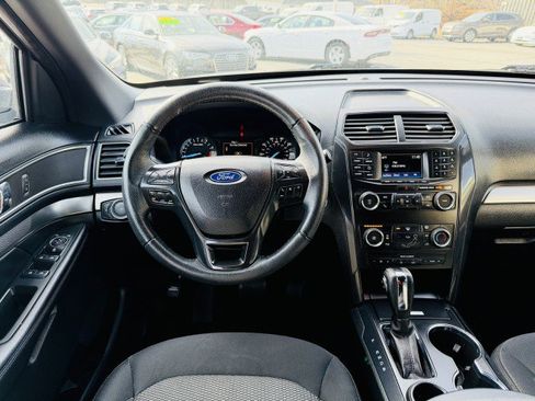 Used 2018 Ford Explorer XLT image 6