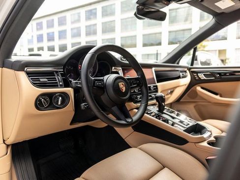 Certified 2025 Porsche Macan S image 4